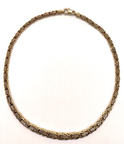 null NECKLACE composed of a geometric mesh in fall. Mounting in 18K yellow gold....
