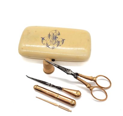 null NECESSARIES OF COUTURE composed as follows : - a needle case in 18K yellow gold....