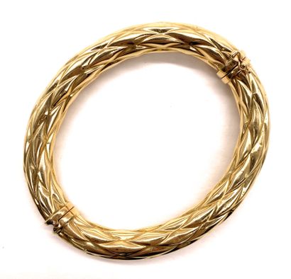 null BRACELET JONC composed of a geometric design. Mounting in 18K gold. Security...