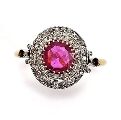 null ART DÉCO RING holding a round Burmese ruby of 0.90 carat in a double surround...