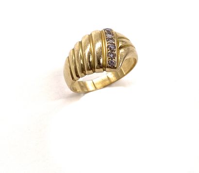 RING holding a godronné design with a line...