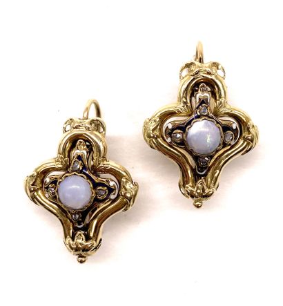 null PAIR OF EARRINGS adorned with a quatrefoil holding a cabochon opal in its sentre...