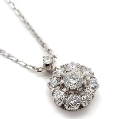 null 
NECKLACE

decorated with a flower paved with brilliant-cut diamonds. Mounted...
