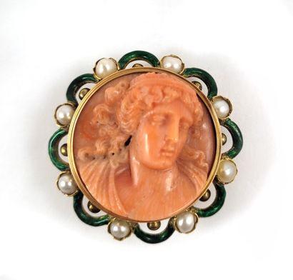null 
19th CENTURY (Romantic period)

BROOCH / PENDANT

adorned with a carved angel...
