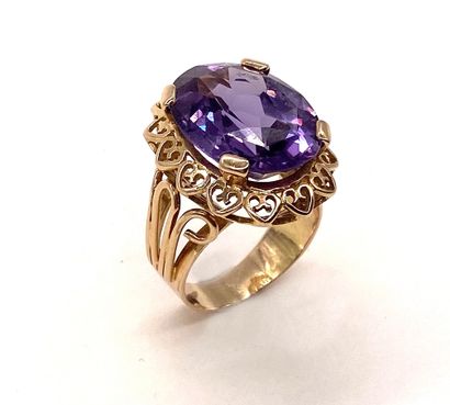 null 1950's RING holding an oval synthetic "color change" sapphire in a heart design...