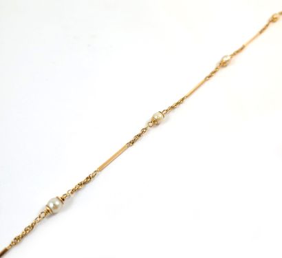 null NECKLACE holding a succession of white pearls (not tested) and rectangular motifs....