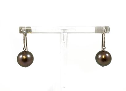 PAIR OF EARRINGS holding a gray pearl (not...