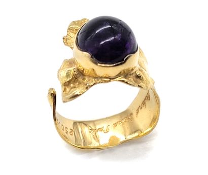 null ROLAND SCHAD RING adorned with an amethyst cabochon. Open textured setting in...