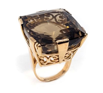 null RING holding a smoky quartz of rectangular form of approximately 50 carats....
