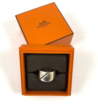null HERMÈS RING adorned with a 925 silver open band. Original case. TDD : 53. Gross...