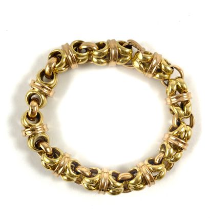 null BRACELET holding a succession of round mesh. Yellow gold and 18K rose gold setting....