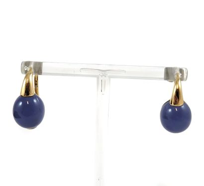 null PAIRE DE BOUCLES D'OREILLES retenant une calcédoine cabochon ovale. Monture...