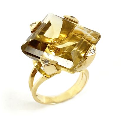 RING holding a quadrilateral citrine of about...