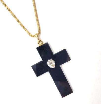 null PENDENTIF orné d'une croix noire retenant un diamant poire de 1.5 carat environ...