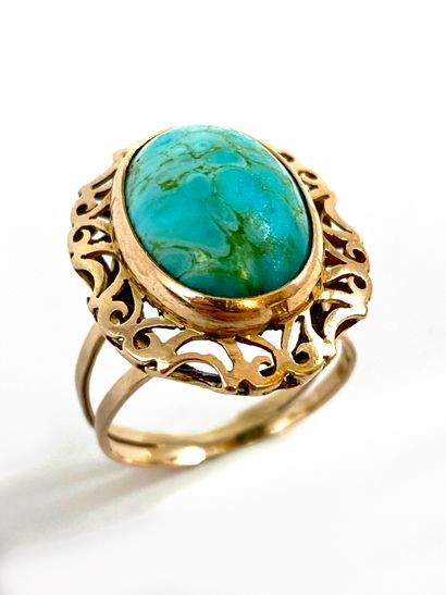 RING holding a turquoise cabochon in a setting...