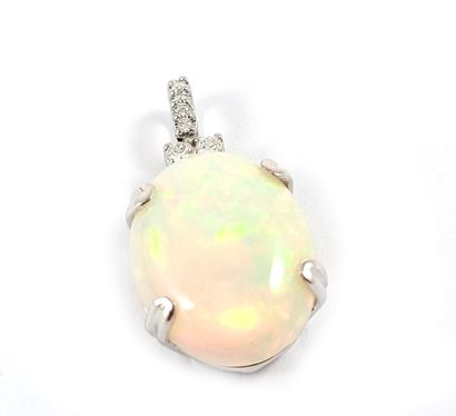 null PENDENTIF orné d'une opale cabochon blanche de 6.80 carats environ retenu par...