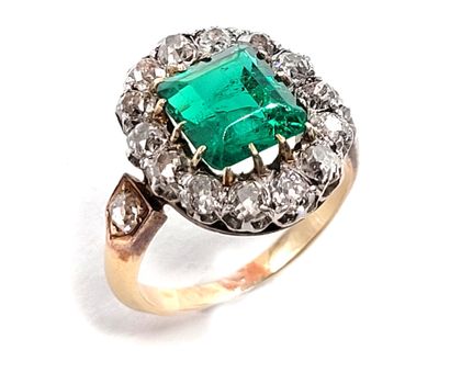 POMPADOUR RING holding a rectangular Colombian...