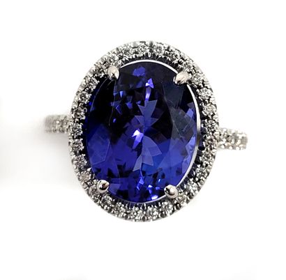 RING holding an oval tanzanite of 4.71 carats...