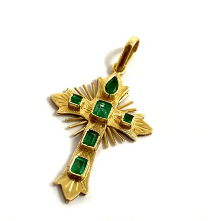 null PENDENTIF retenant une croix ornée de six émeraudes. Monture en or jaune 18K....