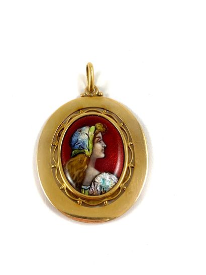 PENDANT holding a woman in profile on a Limoges...