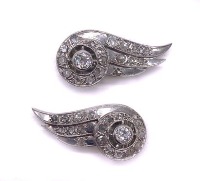
ART DECO

PAIR OF EARRINGS

holding a winged...