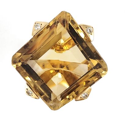 null RING holding a quadrilateral citrine of about 30 carats (accidents). It is set...