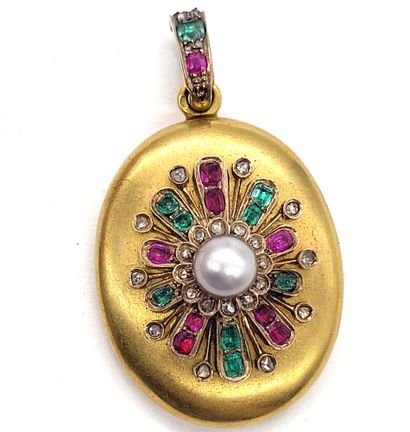null Oval SOUVENIR PENDANT, holding in its center a flower composed of a white pearl...