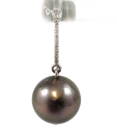 null PAIR OF EARRINGS holding a gray pearl (not tested). 18K white gold setting partially...