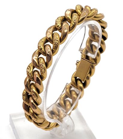null BRACELET composed of a curb chain link alternating textured and smooth links....
