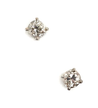 null PAIRE DE PUCES D'OREILLES retenant un diamant taille ancienne de 0.30 carat...