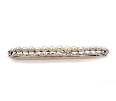 null 
ELLE ÉPOQUE

BROCHURE

adorned with a line of probably fine white pearls (not...