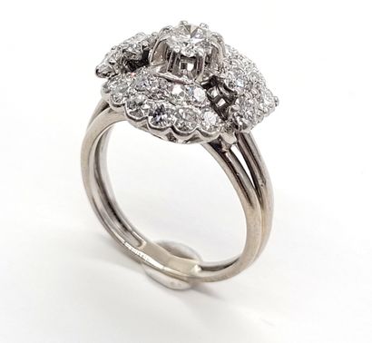 null 1940's RING holding a floral design adorned in its center with a brilliant-cut...