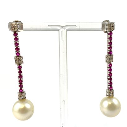 null PAIR OF EARRINGS holding a line of rubies punctuated with square paved brilliant-cut...