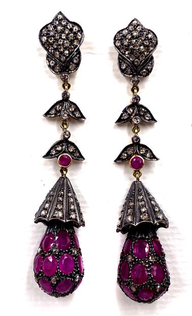 null PAIR OF EARRINGS adorned with plant decorations paved with rose-cut diamonds...