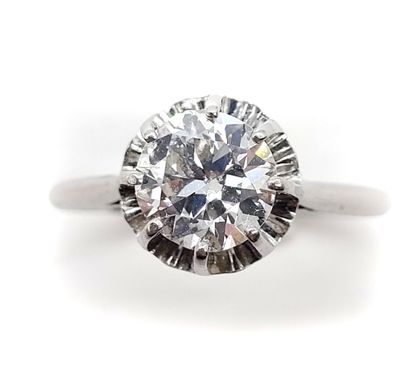 null SOLITARY RING holding a brilliant-cut diamond of 1.11 carat. Platinum setting....
