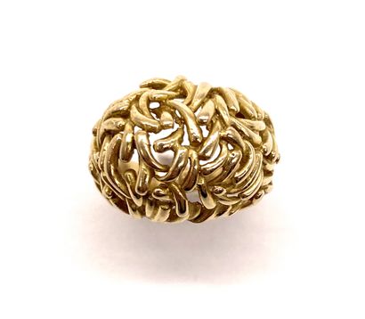 null RING holding scattered wire drawings. Mounted in 18K yellow gold. TDD : 55....