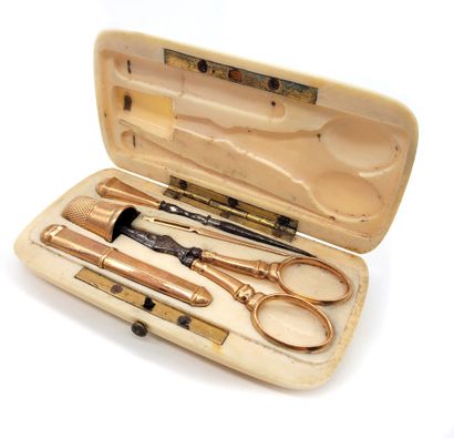 null NECESSARIES OF COUTURE composed as follows : - a needle case in 18K yellow gold....