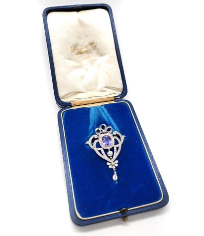 null YEARS 1900 IMPORTANT BRACKET holding a cushion sapphire "color change" of 5.30...