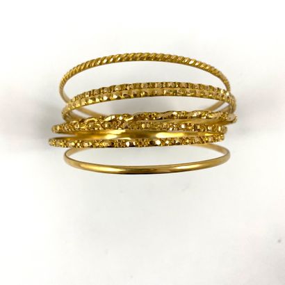 null BRACELETS composed of 7 rings forming a weekly. Mounting in 14K yellow gold....