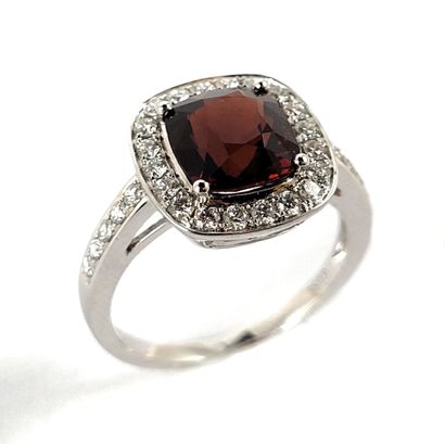 null RING set with a square spinel 2.4 carats in a brilliant-cut diamond setting....
