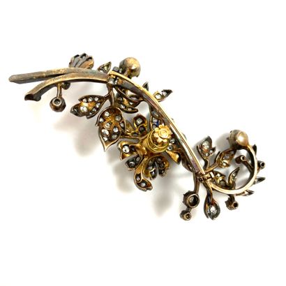 null TREMBLEUSE BRACKET decorated with a plant design holding a flower, it is paved...