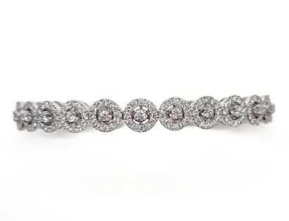 null BRACELET composed of circles paved with brilliant-cut diamonds. Flexible mounting...