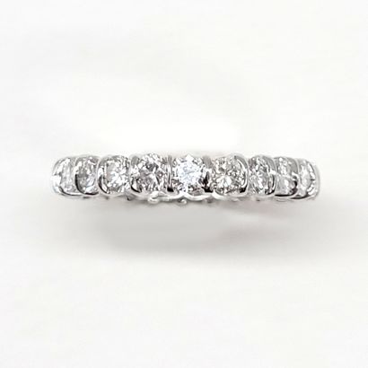 null ALLIANCE holding a succession of brilliant cut diamonds. Mounting in 18K white...