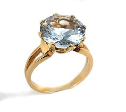 null RING holding a synthetic spinel of 4.50 carats. Mounted in 18K yellow gold....