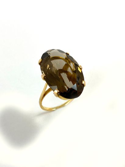 RING holding an oval smoky quartz of approximately...