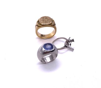 null SET including : - a signet ring in 18K yellow gold with an oval plate decorated...