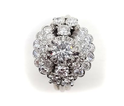 null 1940's RING holding a floral design adorned in its center with a brilliant-cut...