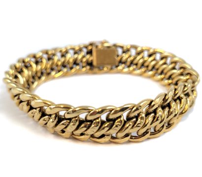 null BRACELET composed of an American mesh. Mounting in 18K yellow gold. Security...