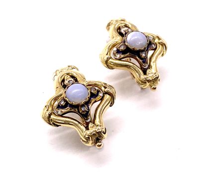 null PAIR OF EARRINGS adorned with a quatrefoil holding a cabochon opal in its sentre...