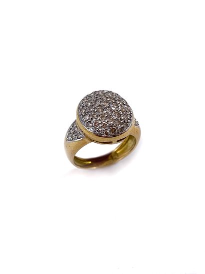 null RING holding a dome paved with brilliant-cut diamonds. Mounted in 18K yellow...